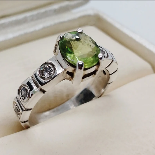 Verdant Splendor – Green Tourmaline Ring | Quotidian Opulence Collection